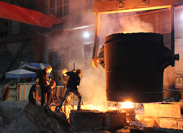 大型铸造加工厂家是怎么对中频感应熔炼炉炉衬进行维护的呢？